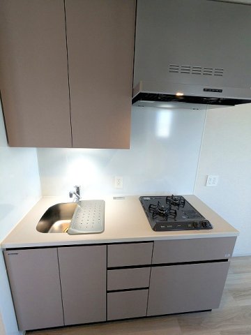 キッチン　ガス2口システムキッチン、料理しやすいシンクカバー付き、瀟洒