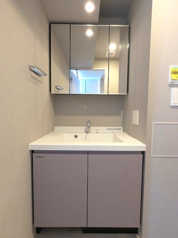 洗面設備　三面鏡付独立洗面台、洗面台下にヘルスメーターストックあり便利