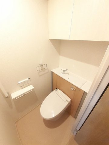 トイレ　落ち着いた色調のトイレです