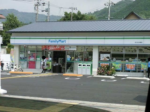 コンビニ　ファミリーマート白川北大路店（コンビニ）まで141m