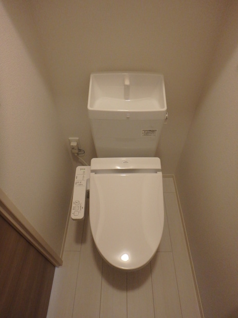 トイレ　上部に収納が有ります。