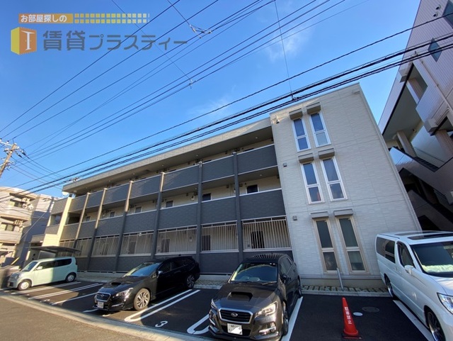 建物外観　モノトーンな外観が塩焼の住宅地に調和する。