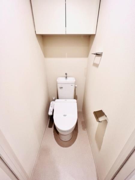 トイレ　落ち着いた色調のトイレです