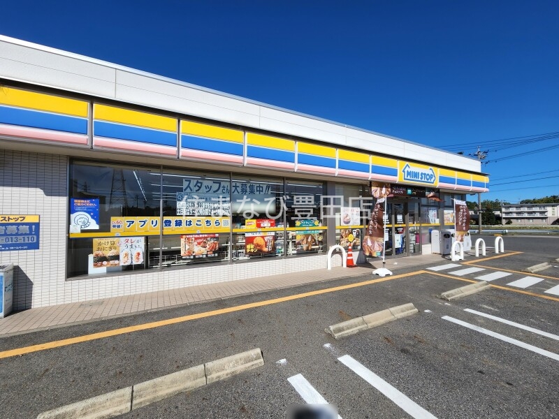 コンビニ　ミニストップ三好松葉池浦店（コンビニ）まで817m