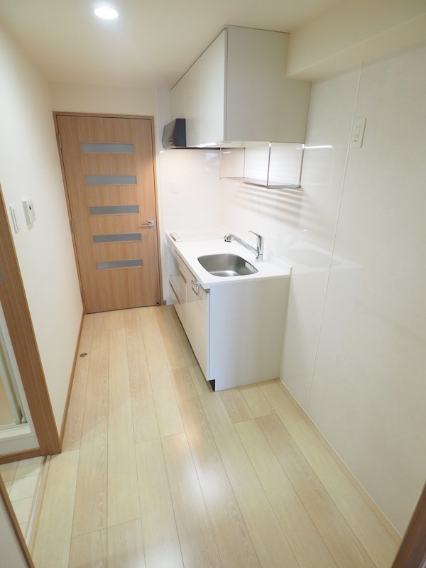 その他　キッチン横が広く、冷蔵庫や食器棚のスペースが充実しています。