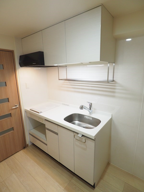 キッチン　スライド収納。キッチン横も広く食器棚が置けます。