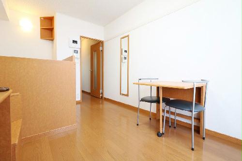 居室・リビング　新入学生には安心！家具家電付で、すぐに新生活をスタート！