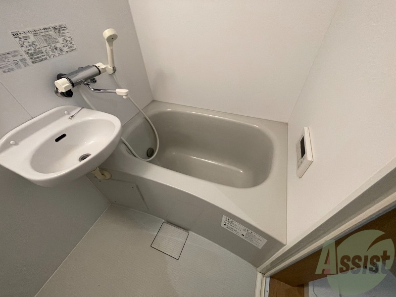 バス・シャワールーム　お風呂は広々でキレイです。ゆっくり浸かれます。