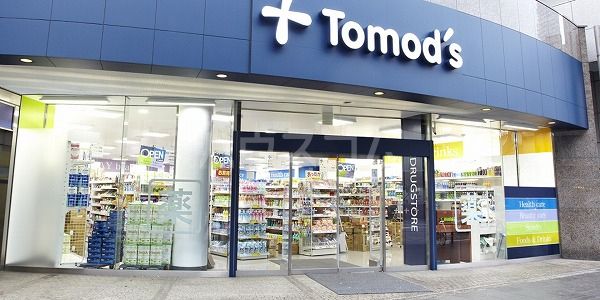 ドラックストア　トモズ クイーンズ伊勢丹仙川店（ドラッグストア）まで814m