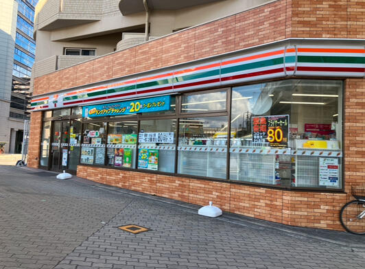 コンビニ　セブンイレブン 大阪江戸堀3丁目店（コンビニ）まで252m