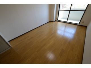 居室・リビング　床色が落ち着いた色合いで綺麗です♪