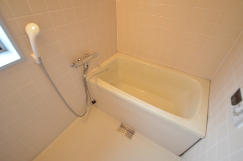 バス・シャワールーム　浴室に窓があり換気も楽々♪