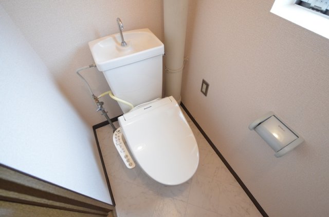 トイレ　温水洗浄便座付きのトイレです！