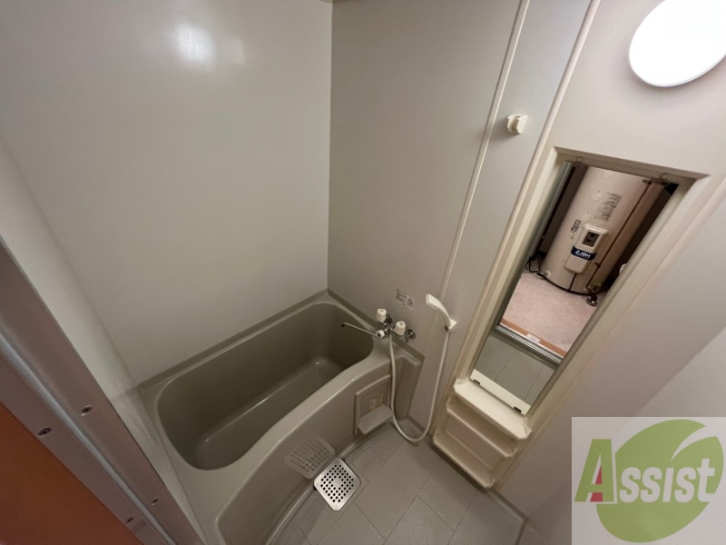 バス・シャワールーム　広々したお風呂で快適にくつろげそうです。