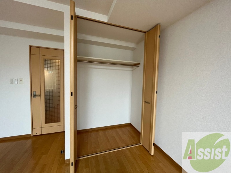 収納　クローゼットは奥行きもあり、荷物が多い方でも安心です。