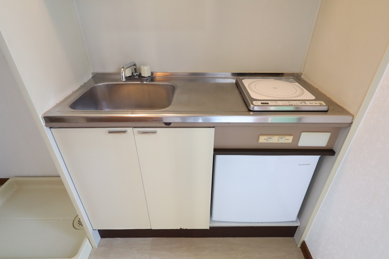 キッチン　※別号室写真（反転タイプ）　※小型冷蔵庫は契約に含まれません