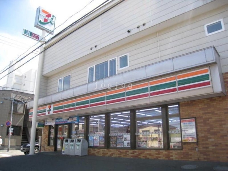 コンビニ　セブンイレブン札幌本郷店（コンビニ）まで402m