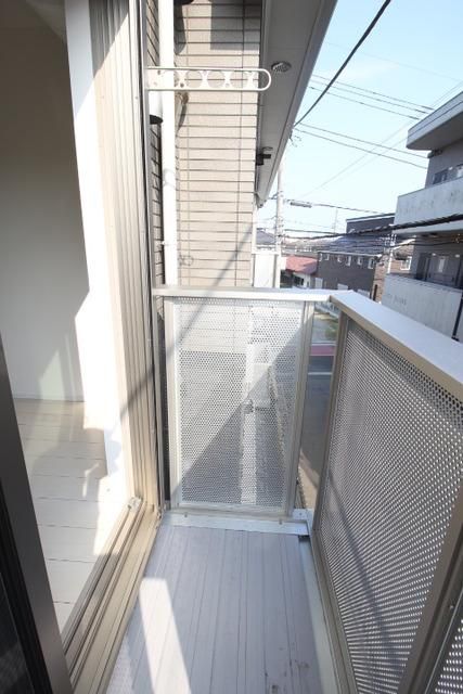 バルコニー　しっかり物干しフックも完備のバルコニー