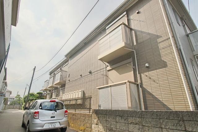 建物外観　周辺にドラッグストアとスーパーもあります。