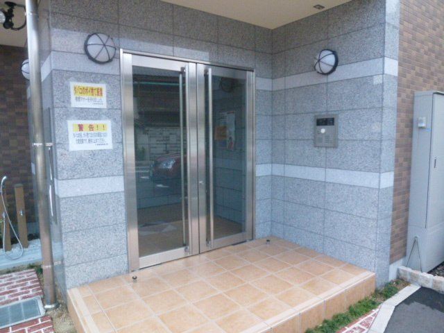 エントランス　オートロック付きで安心です。
