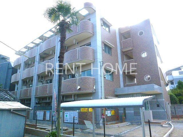 建物外観　鉄筋コンクリート造の４階建ての重厚な建物です。