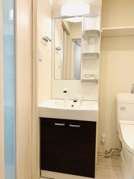 洗面設備　ゆったりとスペースのある洗面所