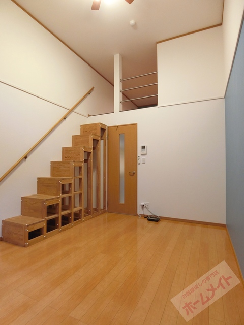 居室・リビング　天井も高い室内です。