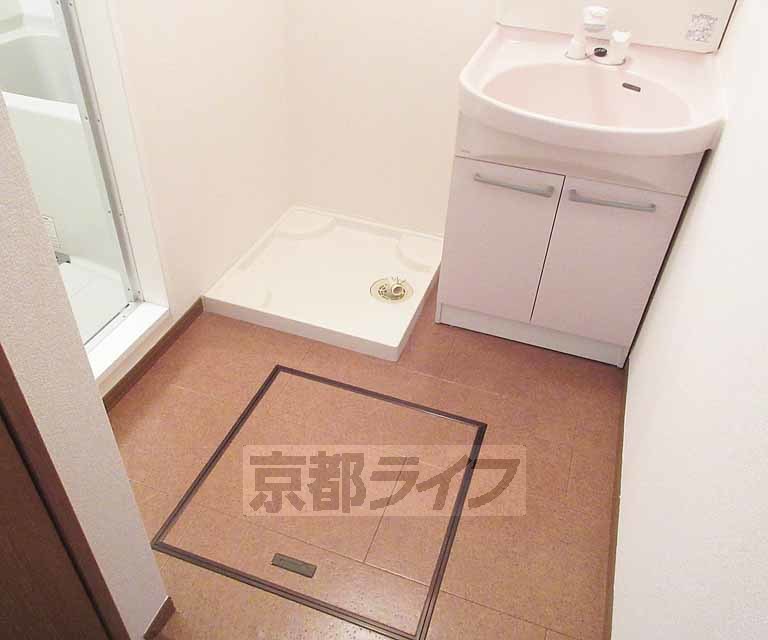 洗面設備　広い脱衣スペースです。