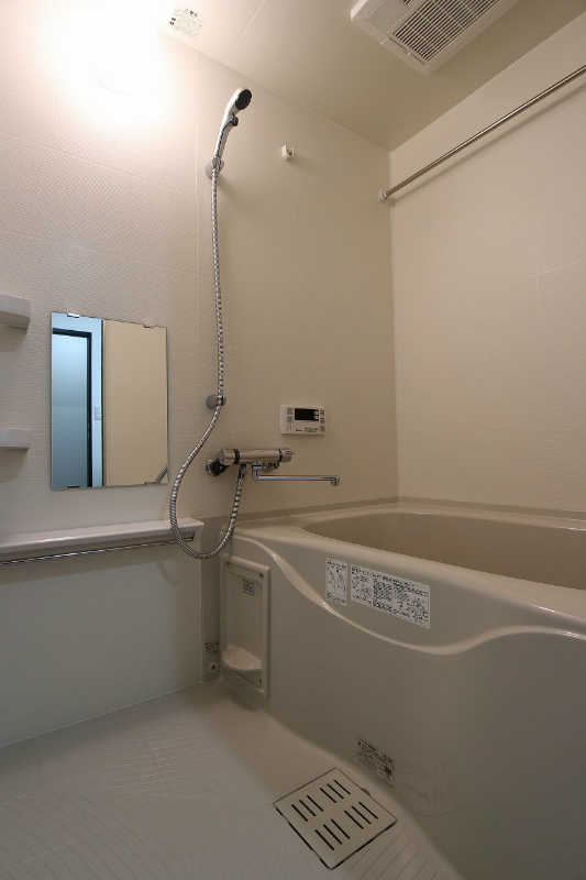 バス・シャワールーム　広々としているのでゆっくり入れますよ。