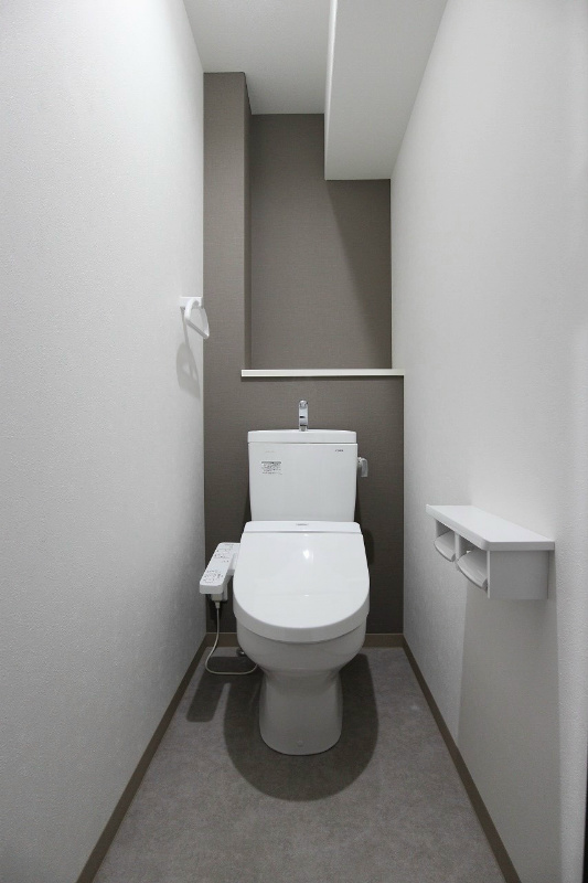 トイレ　温水洗浄暖房便座付きです。