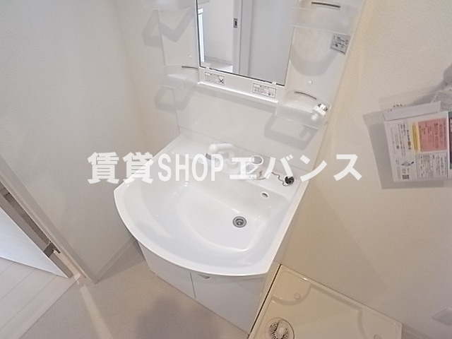 洗面設備　ゆったりとスペースのある洗面所