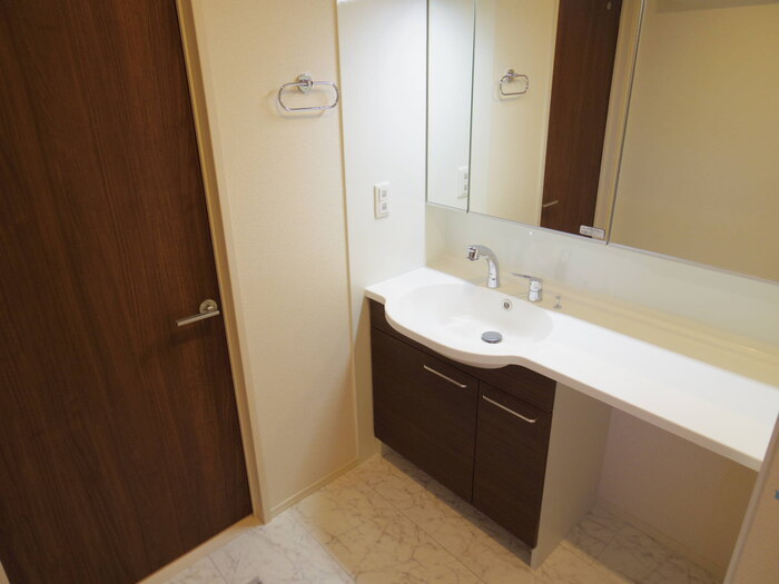 洗面設備　三面鏡付洗面化粧台