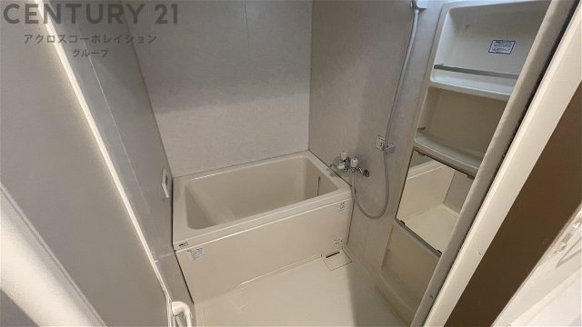 バス・シャワールーム　収納棚つきのお風呂です