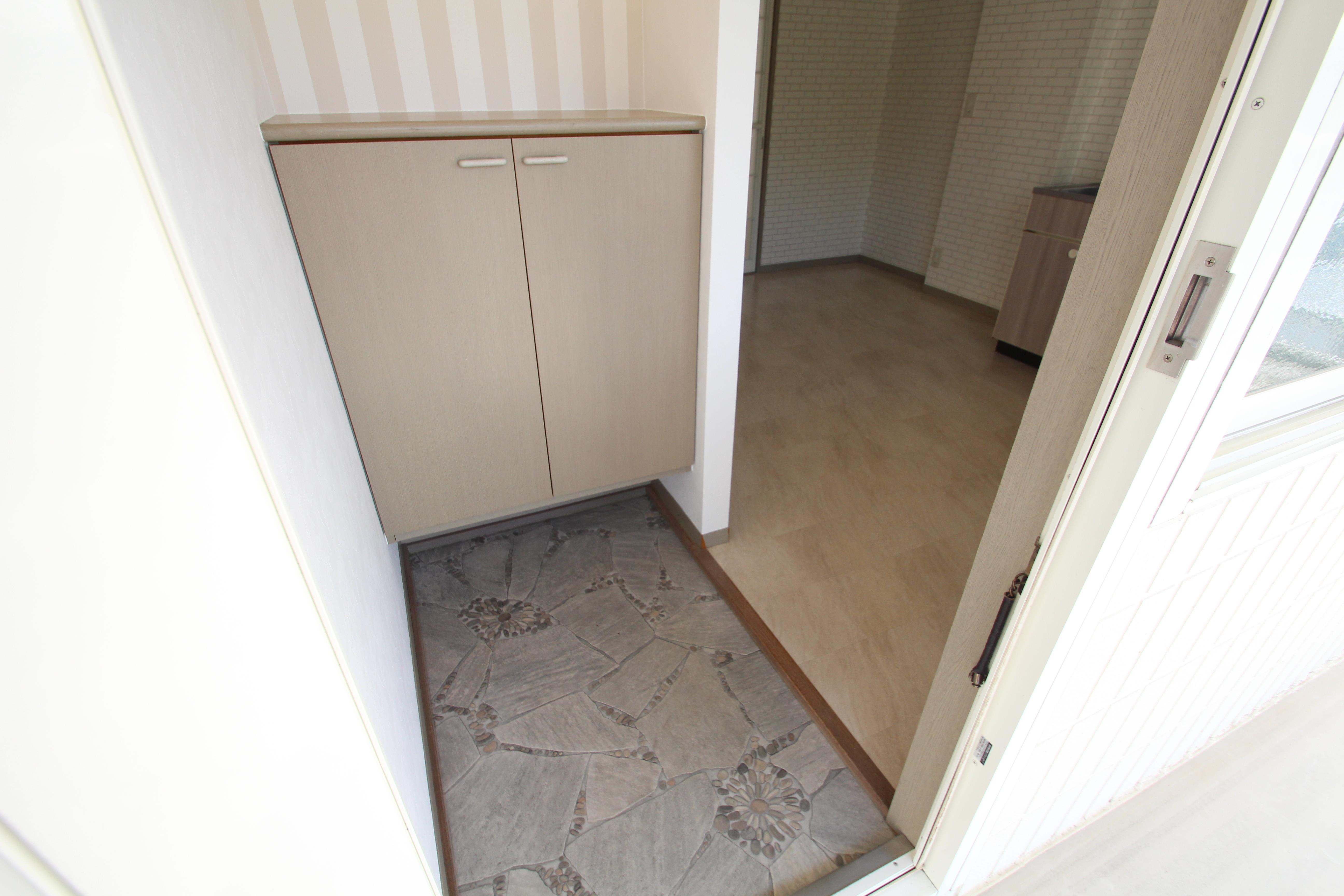 玄関　ストライプ柄のクロス♪玄関です。