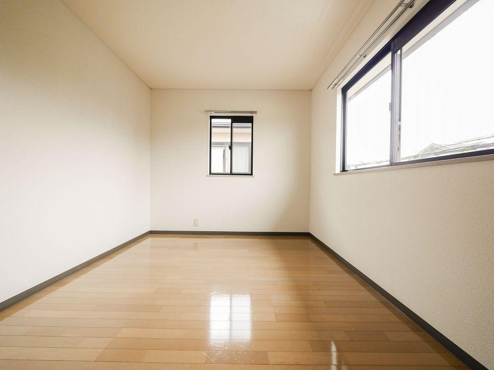 その他設備　洋室6.5帖リビングとは違うフローリングが味わえます