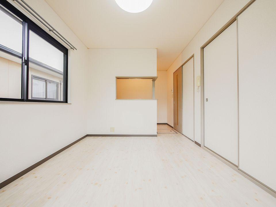 居室・リビング　リビング9帖☆角部屋で白基調の明るい室内☆