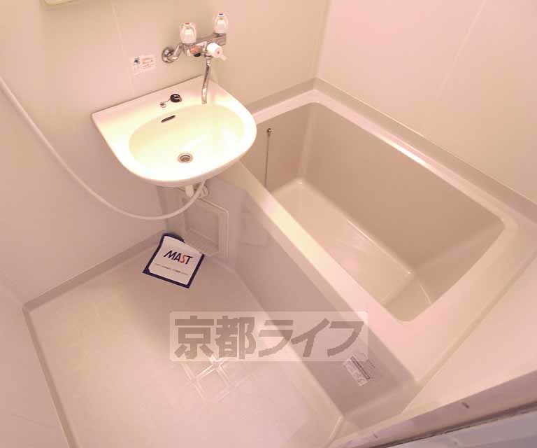 バス・シャワールーム　ゆったりバスルームです。