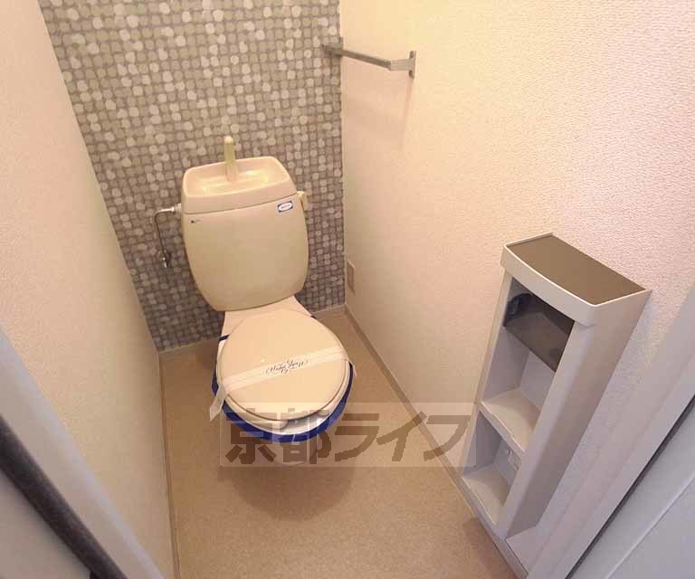 トイレ　オシャレな壁紙のお手洗い。