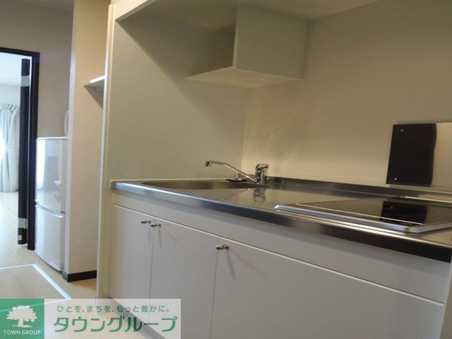 キッチン　シンクとコンロの間に調理スペースのある広めのキッチン