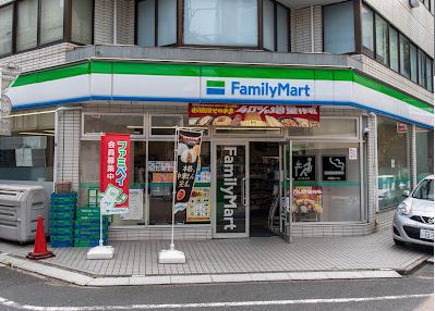 コンビニ　ファミリーマート恵比寿駅南店（コンビニ）まで323m