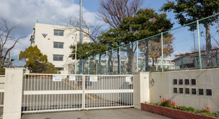 中学校　豊中市立第十五中学校（中学校）まで2029m