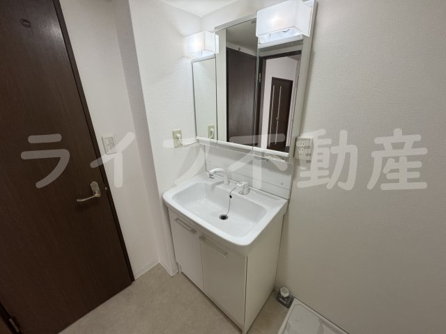 洗面設備　ゆったりとスペースのある洗面所