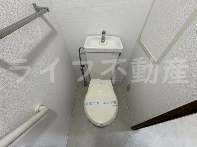 トイレ　落ち着いた色調のトイレです
