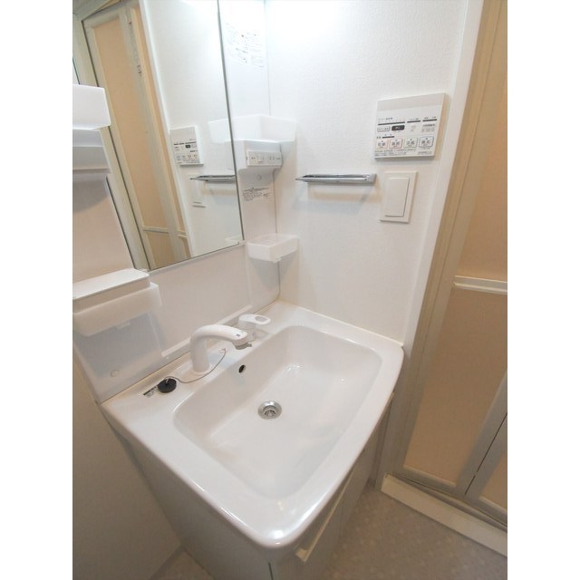 洗面設備　ゆったりとスペースのある洗面所