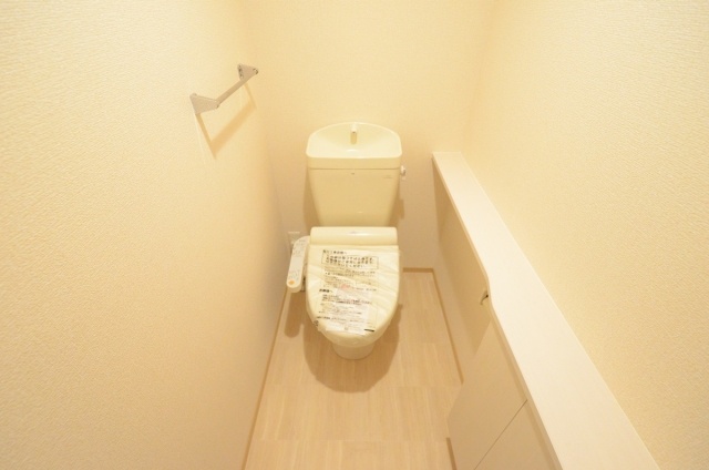 トイレ　温水洗浄暖房便座付きのトイレです♪