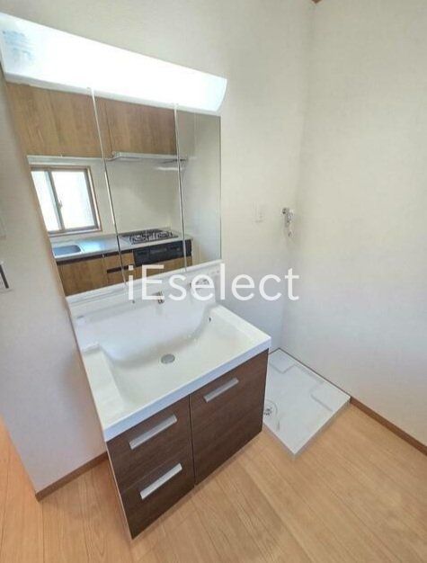 洗面設備　お洒落な独立洗面台です