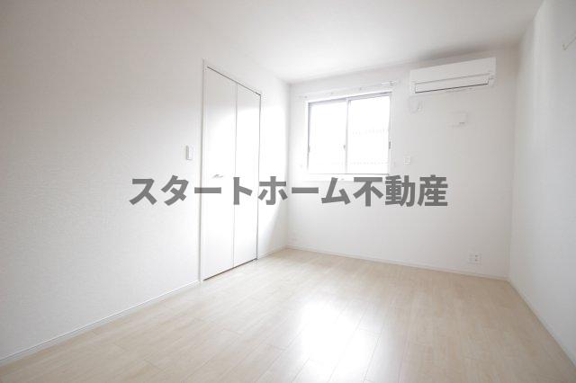 その他部屋・スペース　落ち着いた色調の寝室です