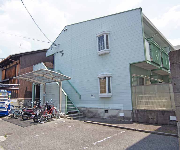 建物外観　薄緑の外観が綺麗なハイツです。