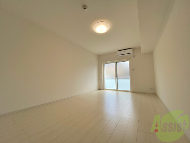 居室・リビング　白が印象的な清潔感のあるお部屋でゆったり休めます。