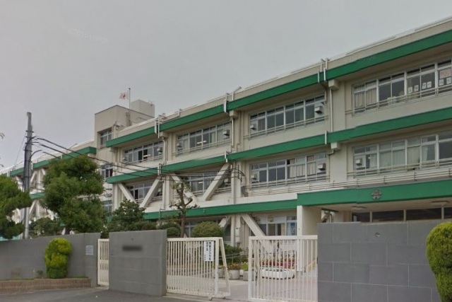 中学校　茨木市立南中学校（中学校）まで736m